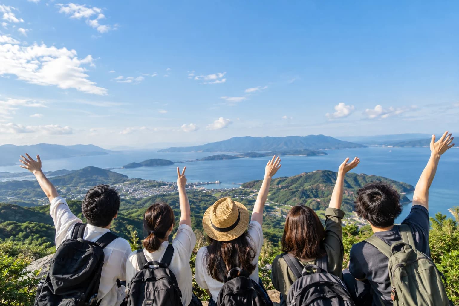 海を望む旅先で景色を眺める仲間たち