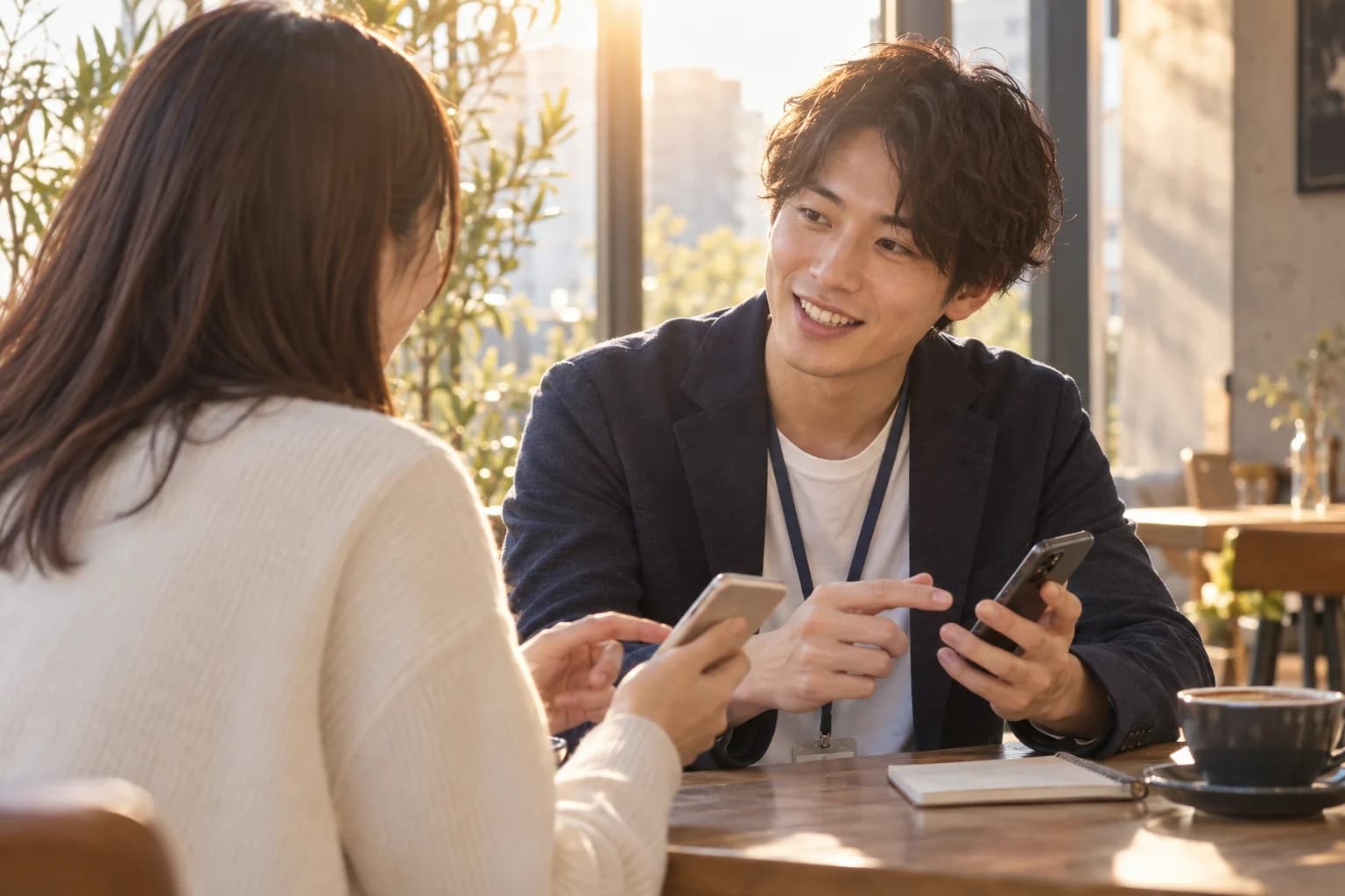 スマートフォンの説明を通じて会話する二人