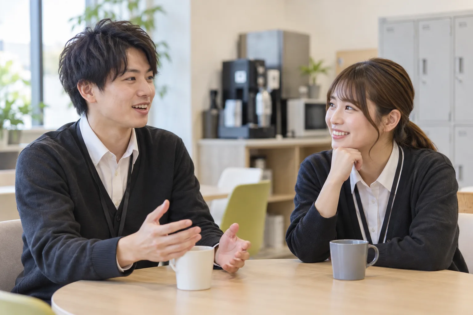 休憩中に仕事について話すスタッフたち